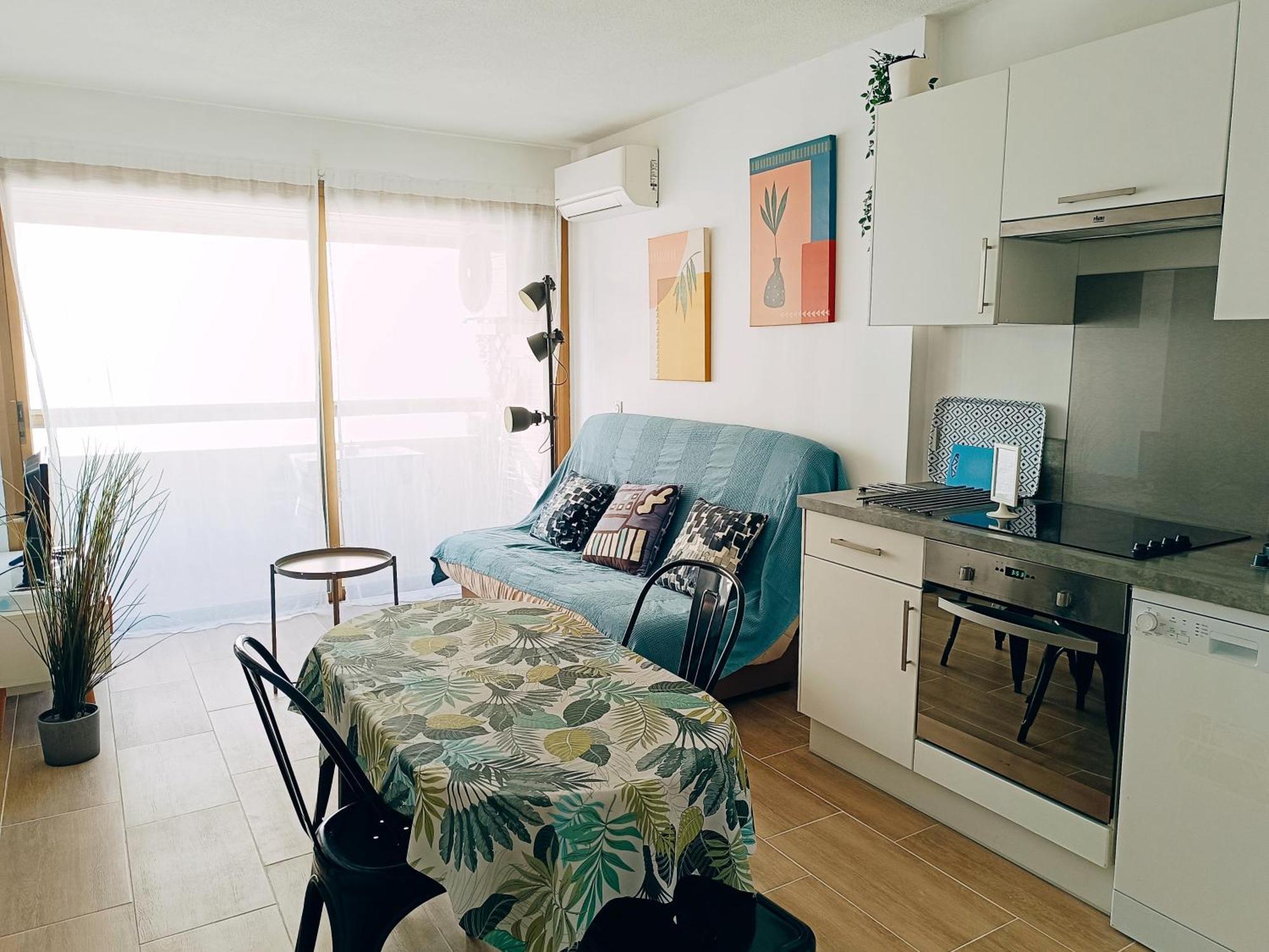 Apartment 2 Pieces Climatise Avec Balcon Dans Le Vieil Antibes, Avec Ascenseur *
